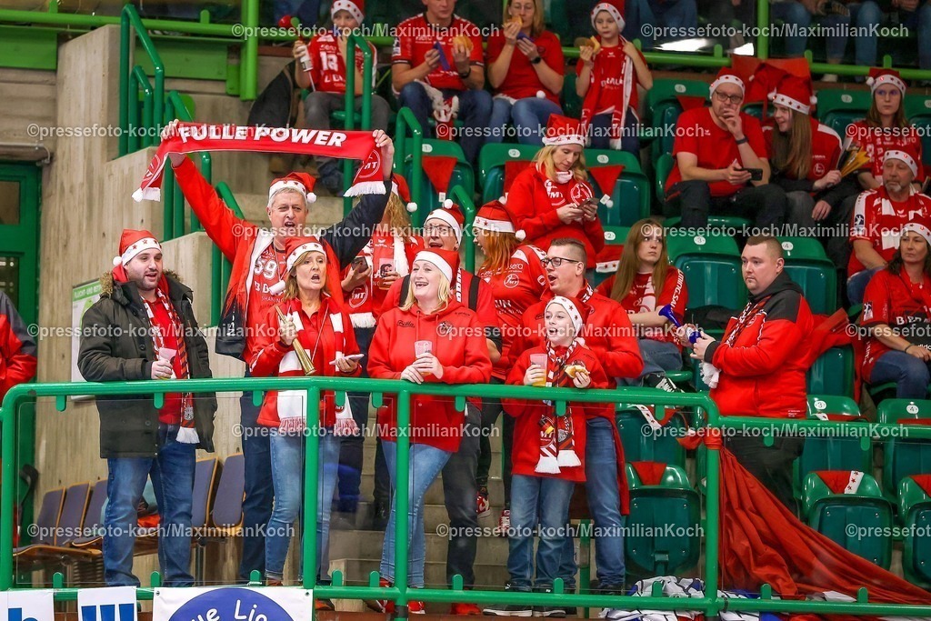 BHC18122501008 | 18.12.2025, Handball, Viertelfinale DHB-Pokal, Bergischer HC - MT Melsungen, Unihalle Wuppertal: Fans des MT Melsungen feuern auf dem vollen Gästeblock der Tribüne mit Weihnachtsmütze und voller Mannstärke die Mannschaft an
