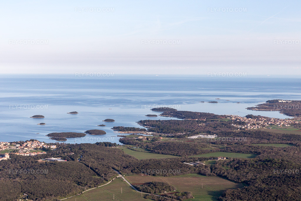 Aerial view: View of the town in Flengi in the state Gespanschaft Istrien, Croatia. – Photo: IMG_106300.jpg taken on 04/14/2018 by Werner Riehm/FLY-FOTO.com – Resolution of the original: 5472 x 3648 px