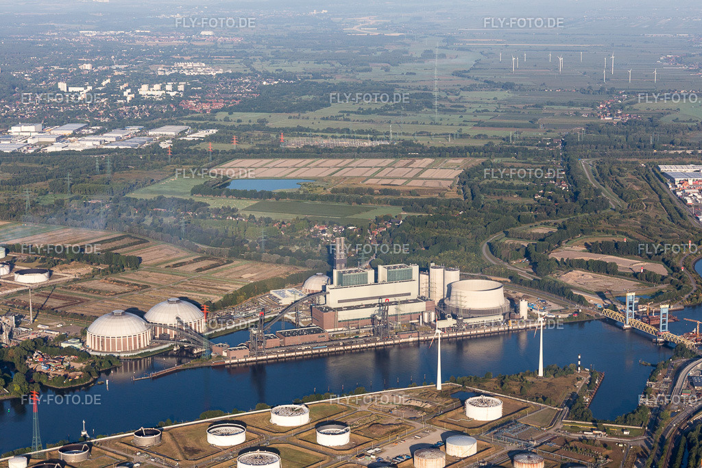 Tanks für Öl und Gas des  Vattenfall Kraftwerk Moorburg an der alten Süderelbe www.vattenfall.de | Luftbild: Tanks für Öl und Gas des  Vattenfall Kraftwerk Moorburg an der alten Süderelbe www.vattenfall.de im Ortsteil Moorburg in Hamburg im Bundesland Hamburg in Deutschland. Foto: IMG_110265.jpg vom 18.08.2018 durch Werner Riehm/FLY-FOTO.de - Realisiert mit Pictrs.com