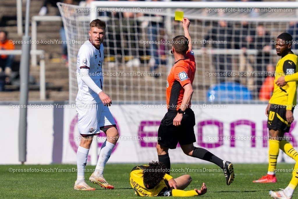xydr06042501079 | 06.04.2025, xydrx, Fußball, Borussia Dortmund II - FC Ingolstadt 04, 3.Liga, Stadion Rote Erde, Saison 2024 2025: Dr.Robin Braun (Schiedsrichter) zeigt Benjamin Kanuric (FC Ingolstadt #8) die gelbe Karte DFB regulations prohibit any use of photographs as image sequences and or quasi-video.