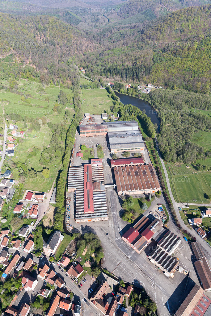 Aerial view: View of the town in Zinswiller in the state Bas-Rhin, France.Photo: IMG_099483.jpg taken on 04/30/2017 by Werner Riehm/FLY-FOTO.comResolution of the original: 3648 x 5472 px