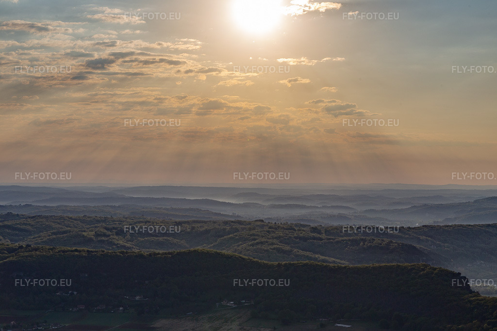 Vue aérienne: Vue de la ville à Castelnaud-la-Chapelle dans le département Dordogne, France. Photo: IMG_113705.jpg prise le 20/04/2019 par Werner Riehm/FLY-FOTO.eu – Résolution de l'original: 5472 x 3648 px