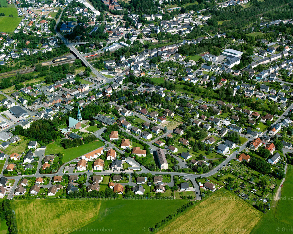 2629800 | OBERKOTZAU 12.07.2006 Ortsansicht der Straßen und Häuser der Wohngebiete an der Hermann-Löns-Straße in Oberkotzau im Bundesland Bayern, Deutschland. // Town View of the streets and houses of the residential areas on street Hermann-Loens-Strasse in Oberkotzau in the state Bavaria, Germany. Foto: Gerhard Launer