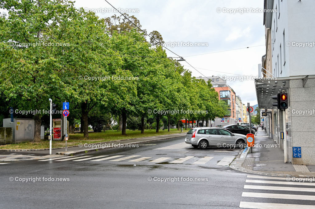 Hessenplatz Linz_ Verkehrsinitiative_ 26.07.2023-3 | 26.07.2023, Hessenplatz Linz, AUT, Verkehrsinitiative, im Bild Es soll auf der suedlichen Seite des Hessenplatzes der Gehsteig verbreitert werden. Dadurch erhoeht sich nicht nur die Aufenthaltsqualitaet fuer die Einkaeufer und Passanten entlang der Geschaefte gegenueber dem Hessenpark, sondern es wird auch der Straßenraum verengt, um damit das Tempo zu drosseln.