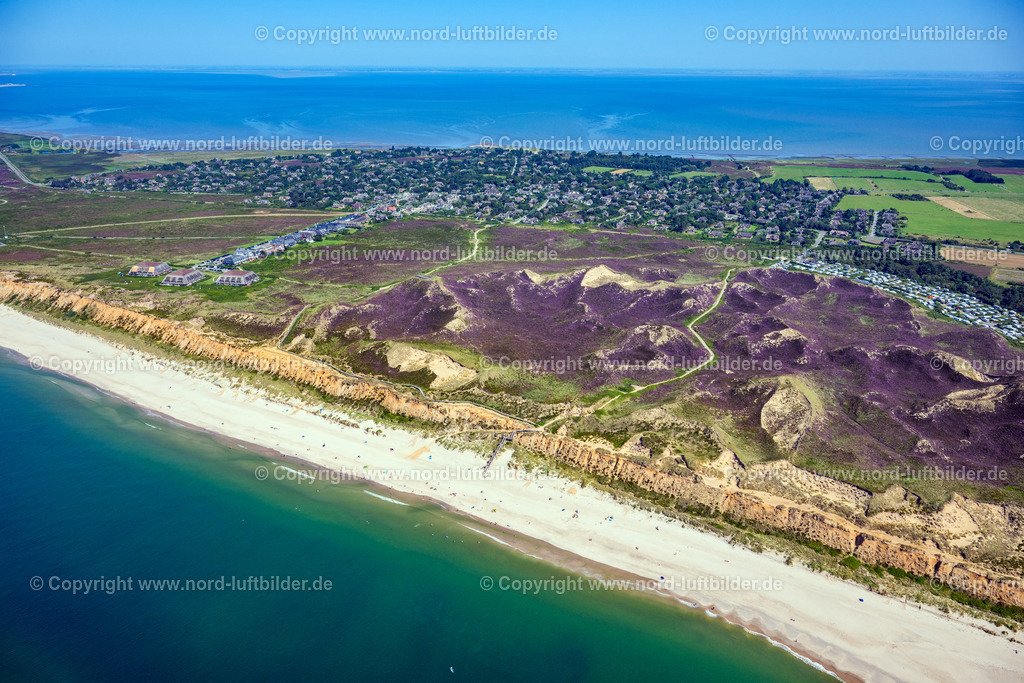 Sylt_Kampen_Rotes_Kliff_Strand_ELS_0187130825 | KAMPEN (SYLT) 13.08.2025 Küsten- Landschaft an der Steilküste Rotes Kliff mit dem Hotel Rungholt in Kampen (Sylt) im Bundesland Schleswig-Holstein, Deutschland. // Coastal landscape on the steep coast of Rotes Kliff with the Hotel Rungholt in Kampen (Sylt) in the state Schleswig-Holstein, Germany. Foto: Martin Elsen