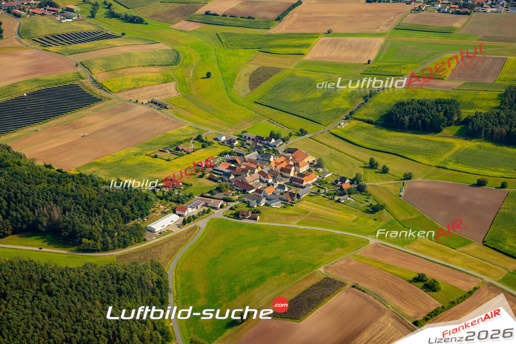 Das Luftbild zeigt : Dürrenried Maroldsweisach - Die Luftaufnahme wurde 2024 vom UL-Flugzeug aus erstellt ( keine Drohne ) - Hochauflösende Luftaufnahme - Für grossformatige Ausdrucke geeignet. Die Geschenkidee !Mit Lizenz und Bildrechte bestellbar