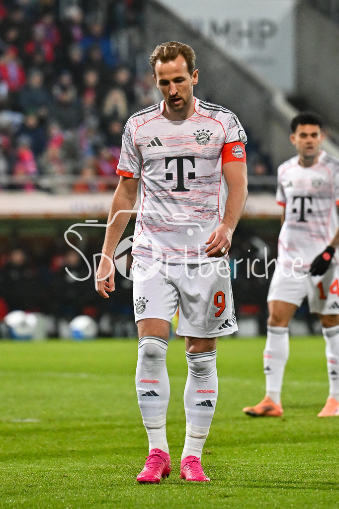 1. FC Heidenheim - FC Bayern München | HEIDENHEIM, GERMANY - 21. DECEMBER: im Bild Harry KANE (FC Bayern Munich 9) während dem Bundesligamatch zwischen dem 1. FC Heidenheim und dem FC Bayern München am 15. Spieltag in der Voith-Arena / DFL REGULATIONS PROHIBIT ANY USE OF PHOTOGRAPHS AS IMAGE SEQUENCES AND/OR QUASI-VIDEO