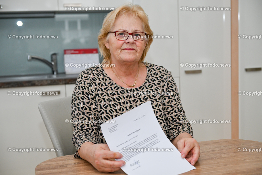 Gramastetten_ Silvia Dobusch und Markus_ 28.11.2023-17 | 28.11.2023, Gramastetten, AUT, Silvia Dobusch und Markus, im Bild Silvia Dobusch zeigt das Empfehlungsschreiben des Arztes