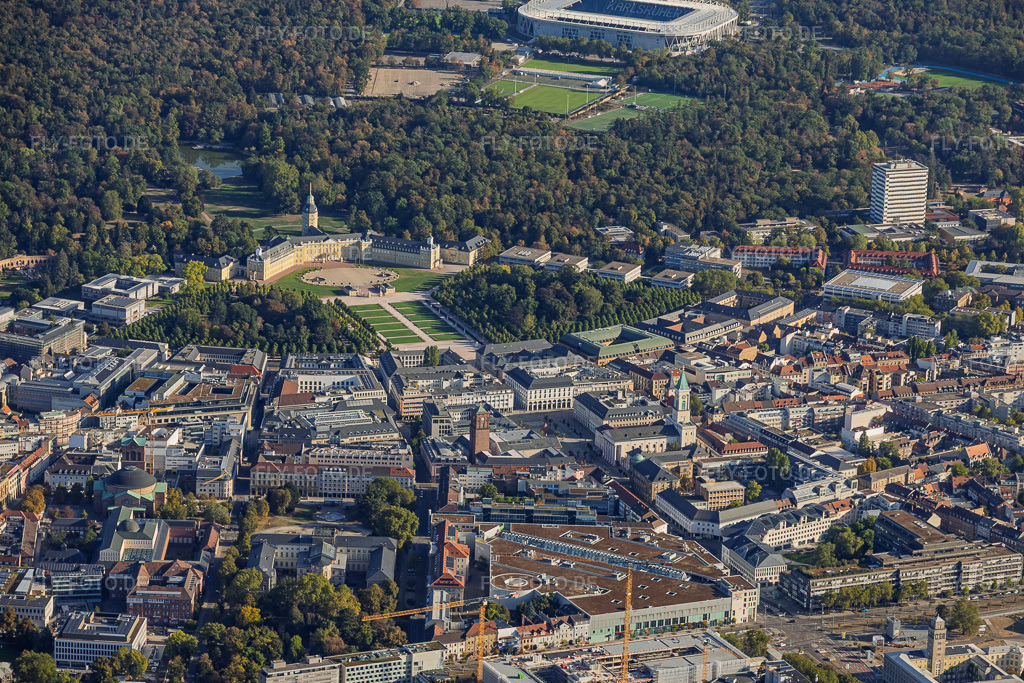 Luftbild: Zirkel, Schloss und Schlossplatz im Ortsteil Innenstadt-Ost in Karlsruhe im Bundesland Baden-Württemberg in Deutschland. – Foto: IMG_159507.jpg vom 27.09.2026 durch Werner Riehm/FLY-FOTO.de – Auflösung des Originals: 5719 x 3812 px