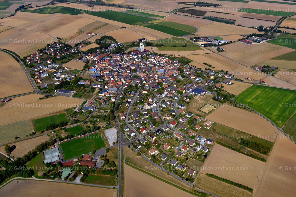 3650481 | BüTTHARD 13.09.2016 Landwirtschaftliche Nutzflächen und Feldgrenzen  umsäumen das Siedlungsgebiet des Dorfes in Bütthard im Bundesland Bayern, Deutschland // Agricultural land and field boundaries surround the settlement area of the village  in Bütthard in the state Bavaria, Germany Foto: Gerhard Launer