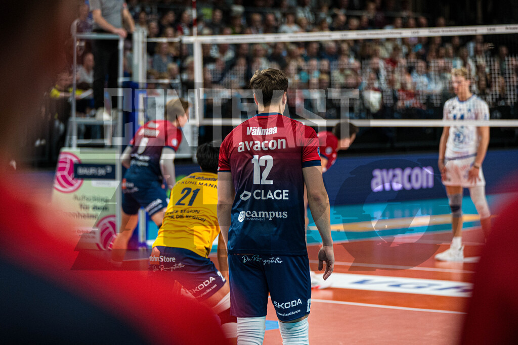 Volleyball I Herren I Saison 2025/2026 I Bundesliga I 5. Spieltag I SVG Lüneburg - VfB Friedrichshafen | Santeri Riku Matias Välimaa (12, SVG Lüneburg) auf dem Feld - Realisiert mit Pictrs.com