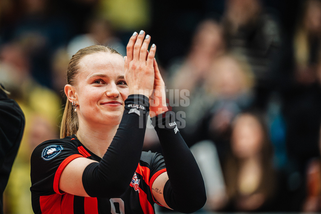 Volleyball | Frauen | Saison 2025/2026 | Volleyball Bundesliga | ETV Hamburger Volksbank Volleys vs. SSC Palmberg Schwerin | 17.01.2026 | Zoe Konjer (#8, ETV Hamburger Volksbank Volleys) applaudiert den Fans