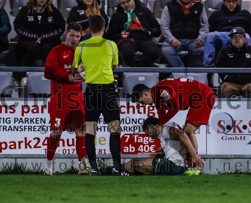 2024-03-28_070_FC_Schwaig_gegen_VfB_Forstinning | Oberding, Deutschland, 28.03.2024:
Fußball, Landesliga Südost 2023 / 2024, 27. Spieltag, FC Schwaig gegen VfB Forstinning, Endergebnis: 2:1

Maximilian Attenberger (VfB Forstinning, #3), Schiedsrichter Philipp Spateneder, Markus Straßer (FC Schwaig, #11), Felix Breuer (VfB Forstinning, #30)

Foto: Christian Riedel / fotografie-riedel.net