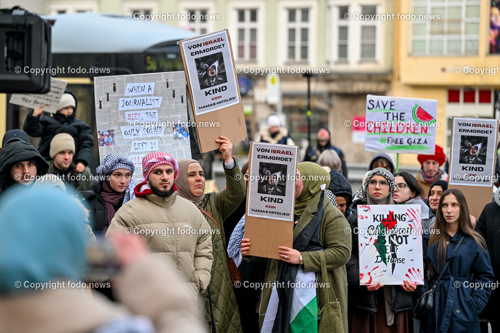 Demonstration Paleastina in Linz_ Pro Gaza_ 14.01.2024-70 | 14.01.2024, Linz, AUT, Demonstration, im Bild Palästina, Palaestina, Gaza, Demoteilnehmer, Teilnehmer, Kundgebung, Plakate, Fahnen, Polizei, Beamte, Polizeifahrzeuge, Einsatzkraefte, Israel, Krieg, Hamas, Geisel, Freiheit, Frieden