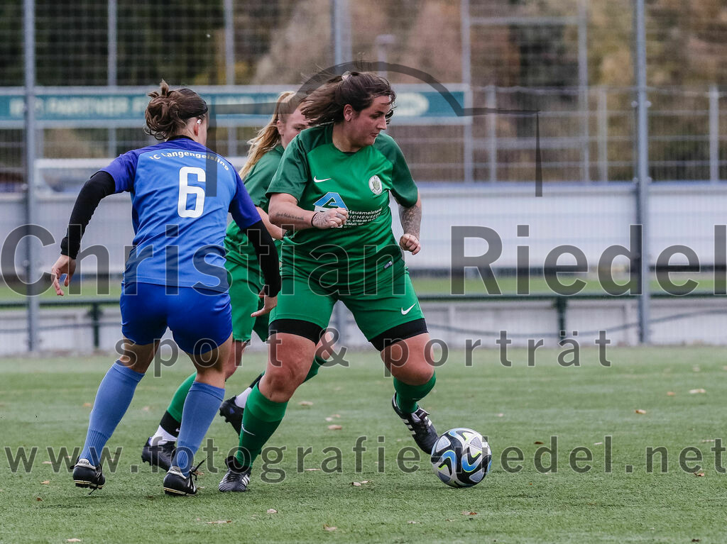 2023-11-19_061_FC_Langengeisling_gegen_FC_Forstern_II | Erding, Deutschland, 19.11.2023:
Fußball, Bezirksoberliga 2023 / 2024, 12. Spieltag, FC Langengeisling gegen FC Forstern II, Endergebnis: 3:0

Lisa Mayer (FC Langengeisling, #6), Laura Schuhbauer (FC Forstern, #24)

Foto: Christian Riedel / fotografie-riedel.net