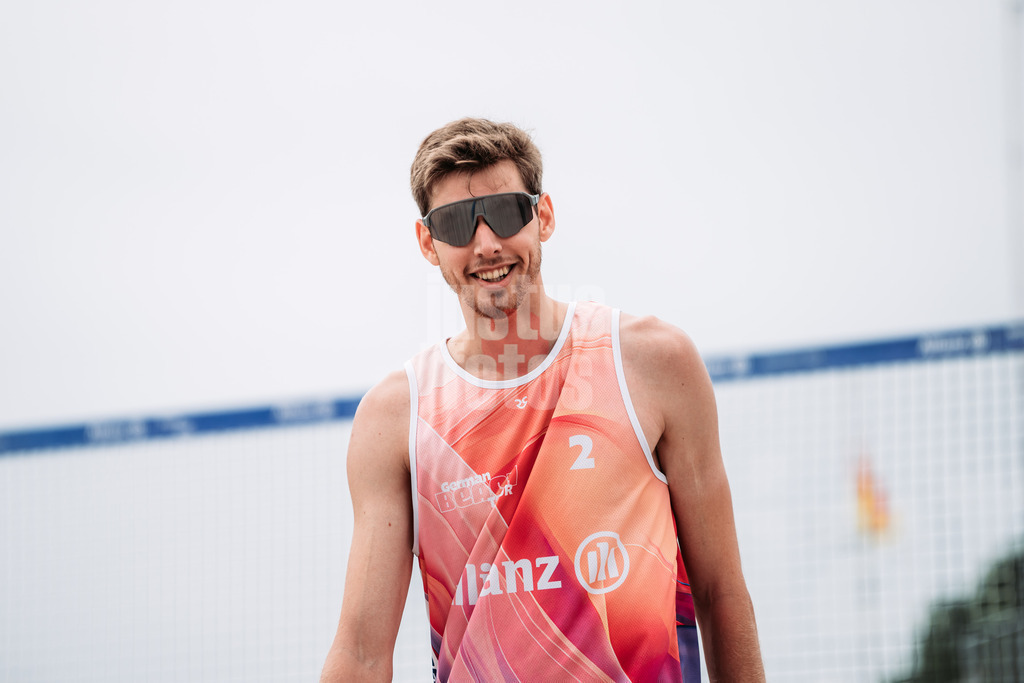 Beachvolleyball | Männer | Allianz German Beach Tour 2024 | Tourstop Kühlungsborn 2 | 16.08.2024 | Milan Sievers fröhlich