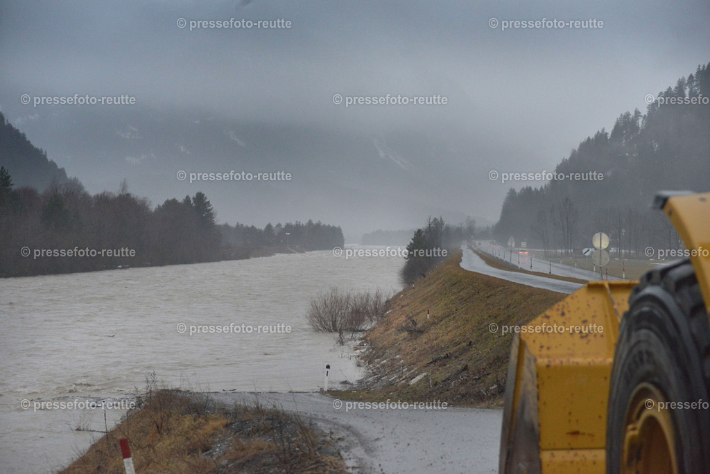 welltvi--2020-Feb03-Starkregen-Lech-b-Hoefen--WTV_1191 | Info aus dem Bezirk Reutte/Ausserfern Tirol sowie eine umfangreiche Bilddatenbank über die gesamte Region: Lechtal, Talkessel Reutte, Tannheimertal, Zwischentoren. Lech, Plansee, Zugspitze, Grenztunnel, B179, Fernpassstraße, Verkehr, Lawinen, Tradition, - Realisiert mit Pictrs.com