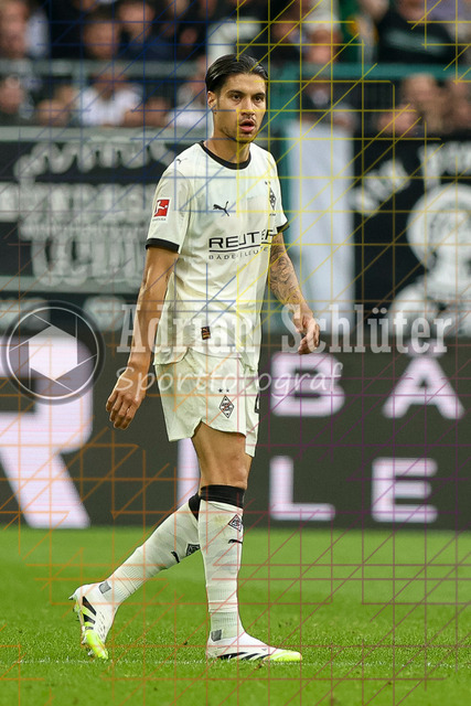 Borussia Mönchengladbach vs SV Werder Bremen - Bundesliga  | Mönchengladbach, Deutschland, 14.09.25:   Kevin Diks (Borussia Mönchengladbach) schaut waehrend des Spiels der Bundesliga zwischen Borussia Mönchengladbach vs SV Werder Bremen im Stadion im Borussia Park(Foto von Brauer-Fotoagentur / Adrian Schlueter)
