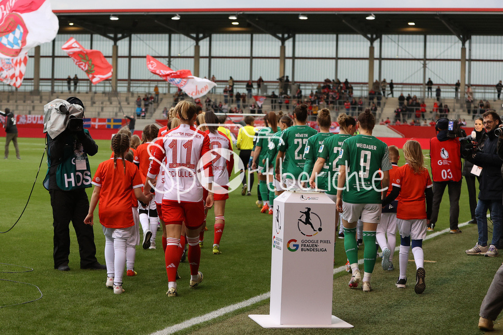 FC Bayern München Frauen - SV Werder Bremen Frauen | Die beiden Mannschaften laufen zusammen ein / Symbolbild / Einlauf /