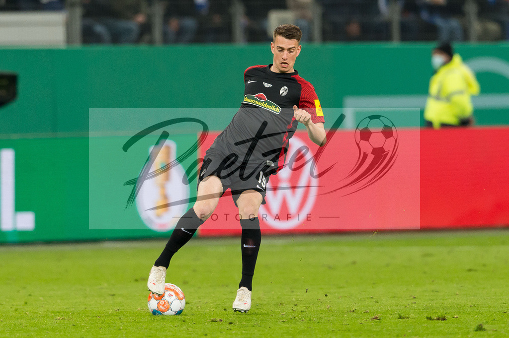 HSVSCF20220419_191 | Fussball, Herren: Janik Haberer (SC Freiburg) in Aktion, am Ball, Einzelaktion beim DFB-Pokal-Halbfinalspiel zwischen Hamburger SV und SC Freiburg im Volksparkstadion am 19.04.2022 in Hamburg, Deutschland.DFB / DFL REGULATIONS PROHIBIT ANY USE OF PHOTOGRAPHS AS IMAGE SEQUENCES AND/OR QUASI-VIDEO. - Realisiert mit Pictrs.com