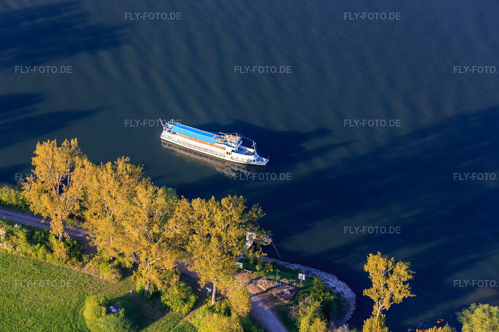 Luftbild: Rheinufer mit NATO-Rampe Guntersblum in Guntersblum im Bundesland Rheinland-Pfalz in Deutschland. Foto: IMG_077646.jpg vom 23.04.2015 durch Werner Riehm/FLY-FOTO.de