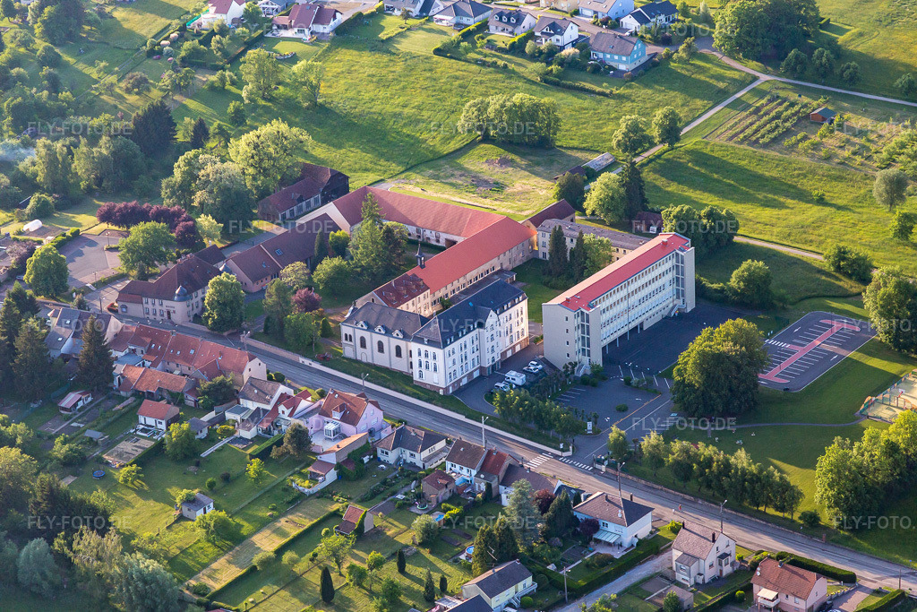 Luftbild: Rue Saint-Michel, Clos du chateau und École élémentaire publique in Neufgrange im Bundesland Moselle in Frankreich. Foto: IMG_107340.jpg vom 19.05.2018 durch Werner Riehm/FLY-FOTO.de