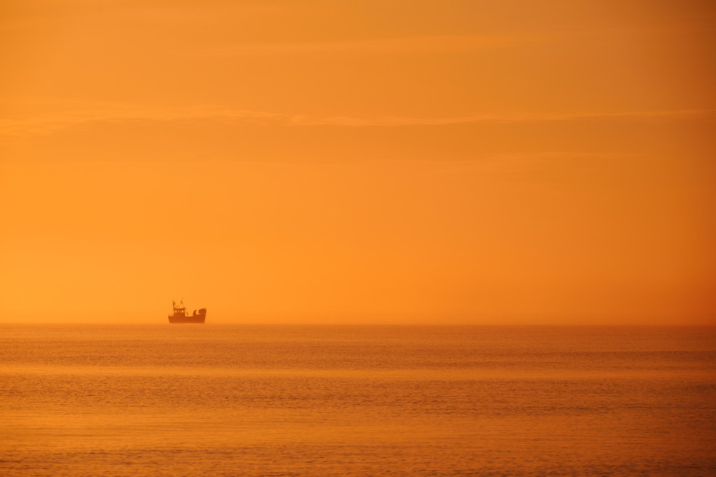 CS-240427-0959-1 | Fischerboot im Sonnenaufgang am Strand von Boltenhagen an der Ostsee