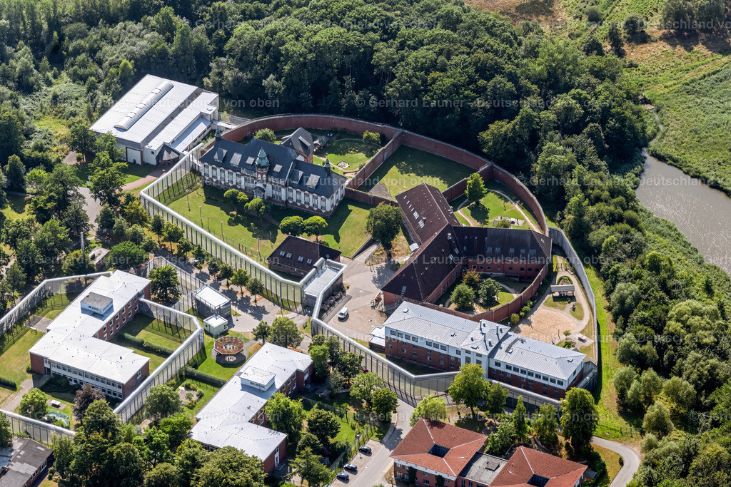 4038110 | NEUSTADT IN HOLSTEIN 07.08.2020 Sicherheitsumzäunung am Gelände der Forensik - Psychiatrie " AMEOS Klinikum für Forensische Psychiatrie und Psychotherapie Neustadt " in Neustadt in Holstein im Bundesland Schleswig-Holstein, Deutschland. Weiterführende Informationen bei: AMEOS Gruppe. // Security fencing on the grounds of forensics - psychiatry " AMEOS Klinikum fuer Forensische Psychiatrie and Psychotherapie Neustadt " in Neustadt in Holstein in the state Schleswig-Holstein, Germany. Further information at: AMEOS Gruppe. Foto: Gerhard Launer