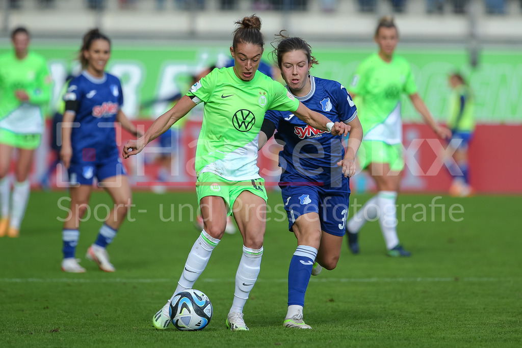Fussball, Google Pixel Frauen-Bundesliga, VfL Wolfsburg - TSG 1899 Hoffenheim | v.li.: Felicitas Rauch (VfL Wolfsburg, 13) und Jana Feldkamp (TSG 1899 Hoffenheim, 31) im Zweikampf, Duell, Dynamik, Aktion, Action, Spielszene, DIE DFB-RICHTLINIEN UNTERSAGEN JEGLICHE NUTZUNG VON FOTOS ALS SEQUENZBILDER UND/ODER VIDEOÄHNLICHE FOTOSTRECKEN. DFB REGULATIONS PROHIBIT ANY USE OF PHOTOGRAPHS AS IMAGE SEQUENCES AND/OR QUASI-VIDEO.