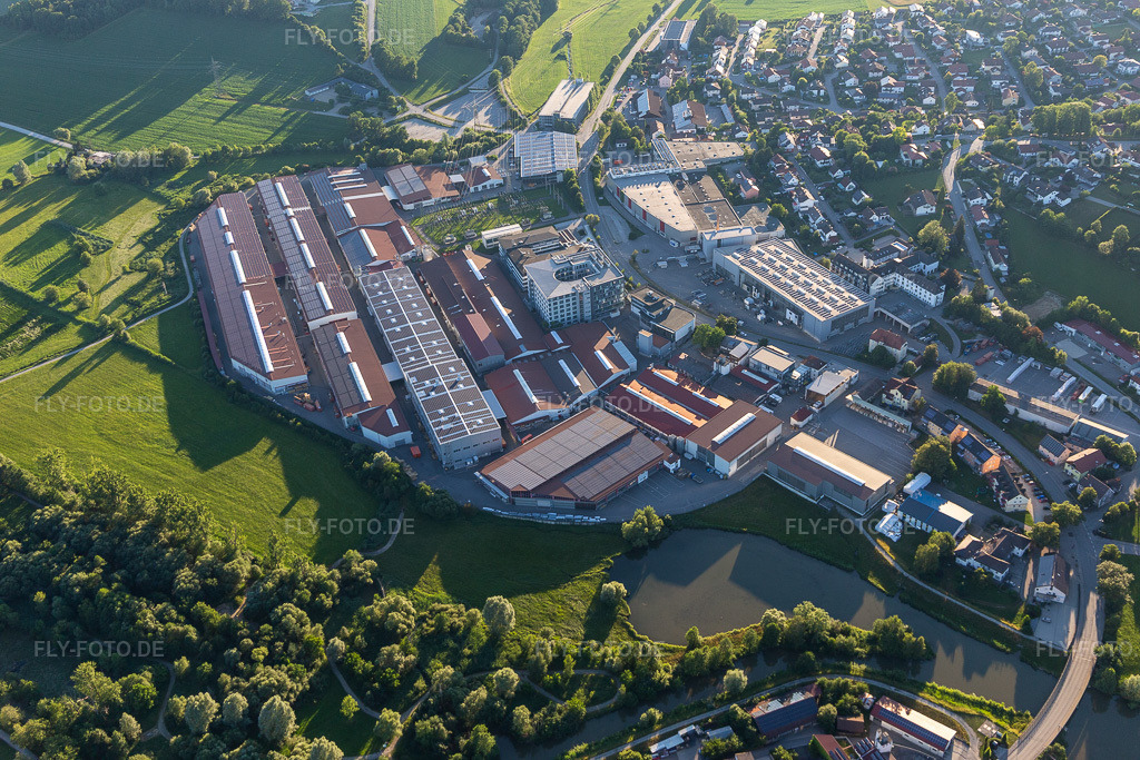 Luftbild: Lindner Group in Arnstorf im Bundesland Bayern in Deutschland. – Foto: IMG_132856.jpg vom 02.07.2022 durch Werner Riehm/FLY-FOTO.de – Auflösung des Originals: 5472 x 3648 px – WWW.LINDNER-GROUP.COM – Arnstorf.de - Markt Arnstorf - im Zentrum von Niederbayern