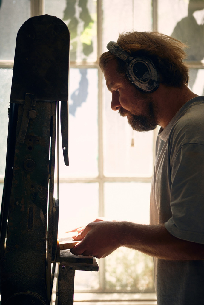 Hornmanufaktur, Herr Petz an der Schleifmaschine | Wien, Austria - August 09, 2022; Hornmanufaktur Thomas Petz; Schleifarbeit in der Werkstatt mit Lärmschutz. - Realisiert mit Pictrs.com