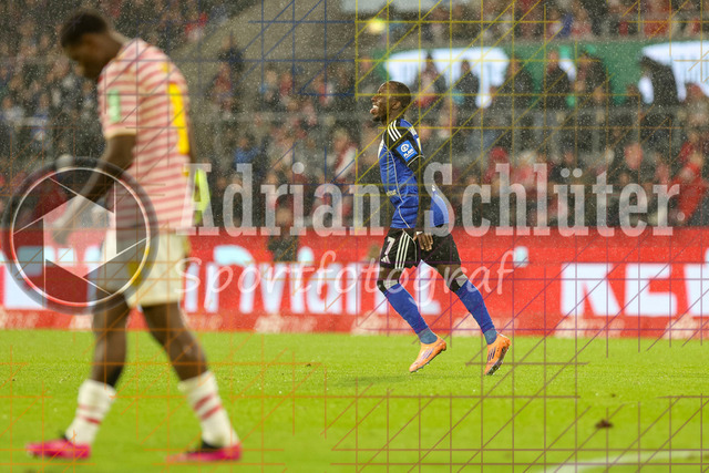1. FC Köln vs Hamburger SV - 1. Bundesliga  | Köln, Deutschland, 02.11.25:   Jean-Luc Dompe (Hamburger SV) Torjubel, jubelt nach seinem Treffer zum 2:1 waehrend des Spiels der Bundesliga zwischen  1. FC Köln vs Hamburger SV in der RheinEnergieStadion(Foto von Brauer-Fotoagentur / Adrian Schlueter)