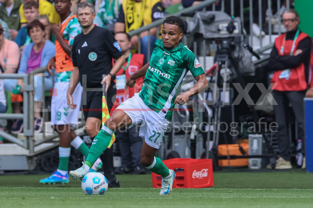 Fussball, Bundesliga, SV Werder Bremen - Borussia Dortmund | v.li.: Felix Agu (SV Werder Bremen, 27) am Ball, Einzelbild, Ganzkörper, Aktion, Action, Spielszene, DIE DFL-RICHTLINIEN UNTERSAGEN JEGLICHE NUTZUNG VON FOTOS ALS SEQUENZBILDER UND/ODER VIDEOÄHNLICHE FOTOSTRECKEN. DFL REGULATIONS PROHIBIT ANY USE OF PHOTOGRAPHS AS IMAGE SEQUENCES AND/OR QUASI-VIDEO.