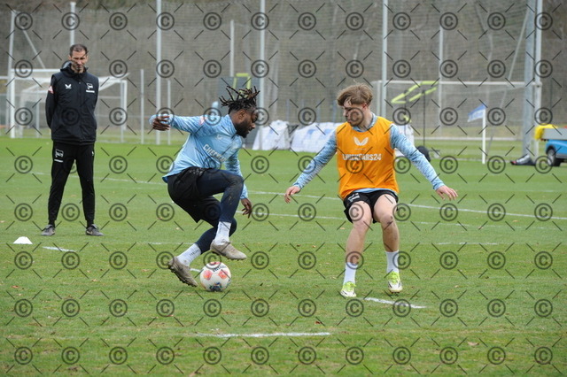 RGE_9065 | Hertha BSC, 2.Bundesliga, Herren, Training, Saison 2025/26, im Bild  von li. Deyovaisio Zeefuik ( Hertha BSC ),  Niklas Hildebrandt ( Hertha BSC ), Mittwoch 25.03. 2026,   Fotograf:   Ralf Gebhardt - Realisiert mit Pictrs.com