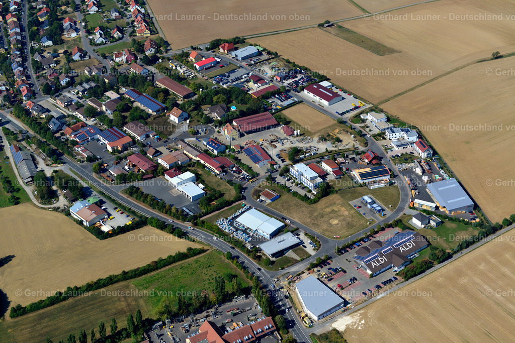 3650559 | ERBACHSHOF 13.09.2016 Landwirtschaftliche Nutzflächen und Feldgrenzen  umsäumen das Siedlungsgebiet des Dorfes in Erbachshof im Bundesland Bayern, Deutschland // Agricultural land and field boundaries surround the settlement area of the village  in Erbachshof in the state Bavaria, Germany Foto: Gerhard Launer