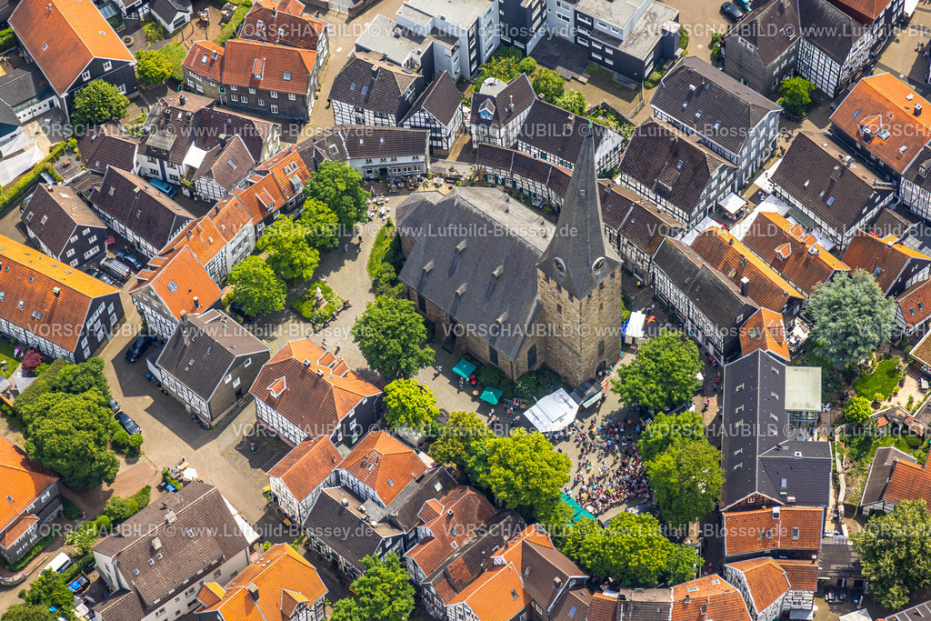 Hattingen250517210 | Luftbild, historisches Altstadt Zentrum mit St.-Georg-Kirche und Stadtfest auf dem Kirchplatz, rote Dächer und grüne Bäume, Hattingen, Ruhrgebiet, Nordrhein-Westfalen, Deutschland