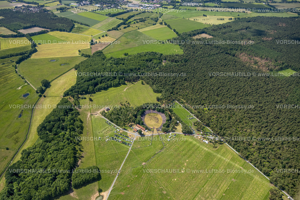 Duelmen220505125MerfelderBruchPferde | Luftbild, Wildpferdefang im Merfelder Bruch bei Dülmen, Arena der Wildpferdebahn, Herzöge von Croÿ Anwesen, Pferdeherde,  Merfeld, Dülmen, Münsterland, Nordrhein-Westfalen, Deutschland