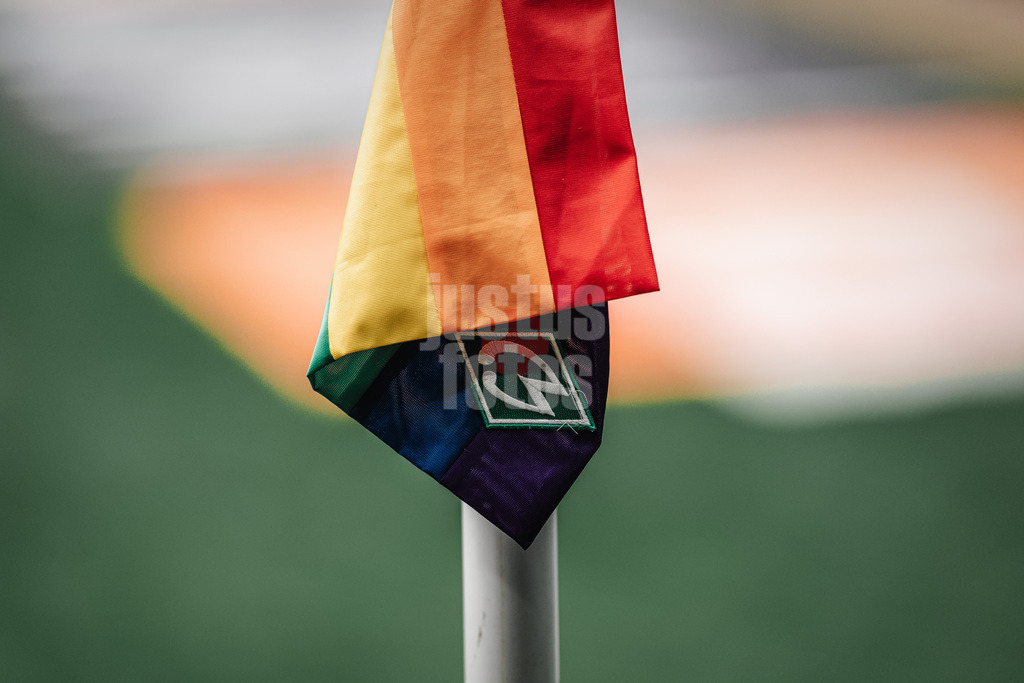 Fußball | Männer | Saison 2025/2026 | 1. Fußball-Bundesliga | 30. Spieltag | SV Werder Bremen vs. Hamburger SV | 18.04.2026 | Eckfahne von Werder in Regenbogenfarben