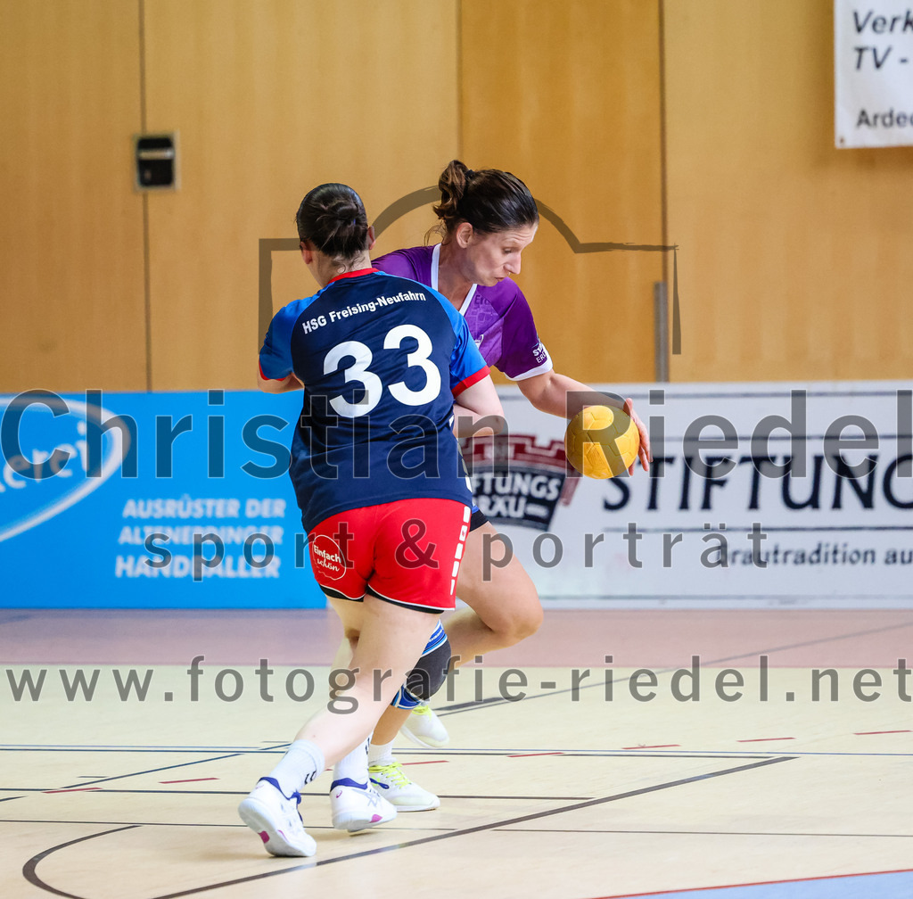 2023-10-14_055_SpVgg_Altenerding_gegen_HSG_Freising_Neufahrn_Damen | Erding, Deutschland, 14.10.2023:
Handball, Bezirksliga Frauen Altbayern 2023 / 2024, 3. Spieltag, SpVgg Altenerding II gegen HSG Freising-Neufahrn II, Endergebnis: 23:28

Eduarta Krasnigi (HSG Freising-Neufahrn, #33), Grit Kschischow (SpVgg Altenerding, #2)

Foto: Christian Riedel / fotografie-riedel.net
