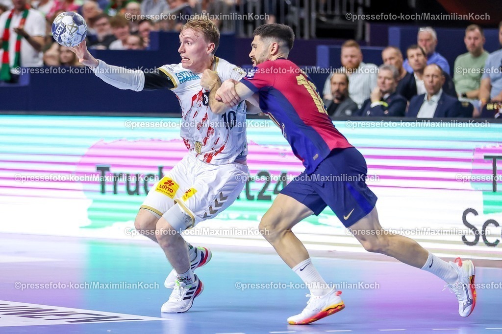 KoeEHF14062502030 | 14.06.2025, Handball, Halbfinale TruckScout24 EHF FINAL4, LANXESS arena Köln, FC Barcelona - SC Magdeburg: Gisli Kristjansson (Magdeburg #10) gegen Blaz Janc (Barca FC Barcelona ESP #18) 