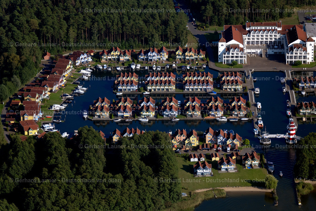 4062397 | RHEINSBERG 08.09.2021 Gebäudekomplex der Hotelanlage Maritim Hafenhotel Rheinsberg in Rheinsberg am Ufer des Rheinsberges Sees im Bundesland Brandenburg, Deutschland. // Building complex of the hotel complex Maritim Hafenhotel Rheinsberg in Rheinsberg on the bank of the Rheinsberg lake in the state of Brandenburg, Germany. Foto: Gerhard Launer