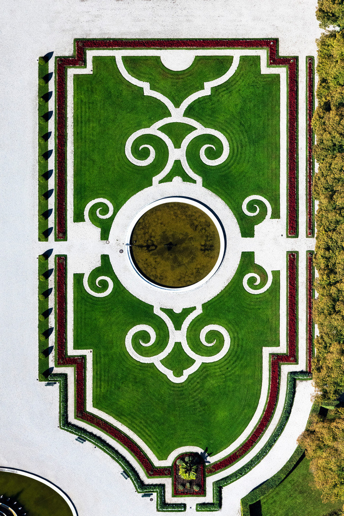 dr__0092615.jpg | CHIEMSEE 01.10.2021 Senkrecht- Luftbild aus der Satelliten- Perspektive vom Gebäudekomplex im Schloßpark von Schloß Park von Herrenchiemsee in Chiemsee im Bundesland Bayern, Deutschland. // Vertical aerial view from the satellite perspective of the building complex in the park of the castle Park von Herrenchiemsee in Chiemsee in the state Bavaria, Germany. Foto: Daniel Reiter