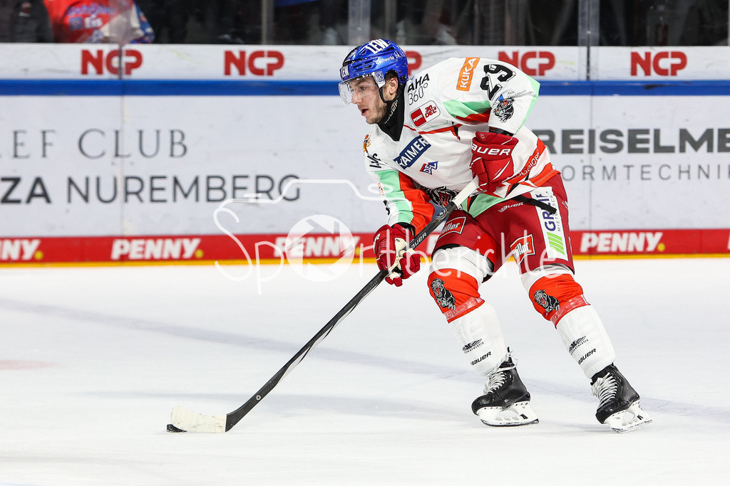 Nürnberg ICE Tigers - Augsburger Panther | Nicholas WELSH (AEV #29) am Puck / Freisteller / Einzelfoto / DEL Retro Game