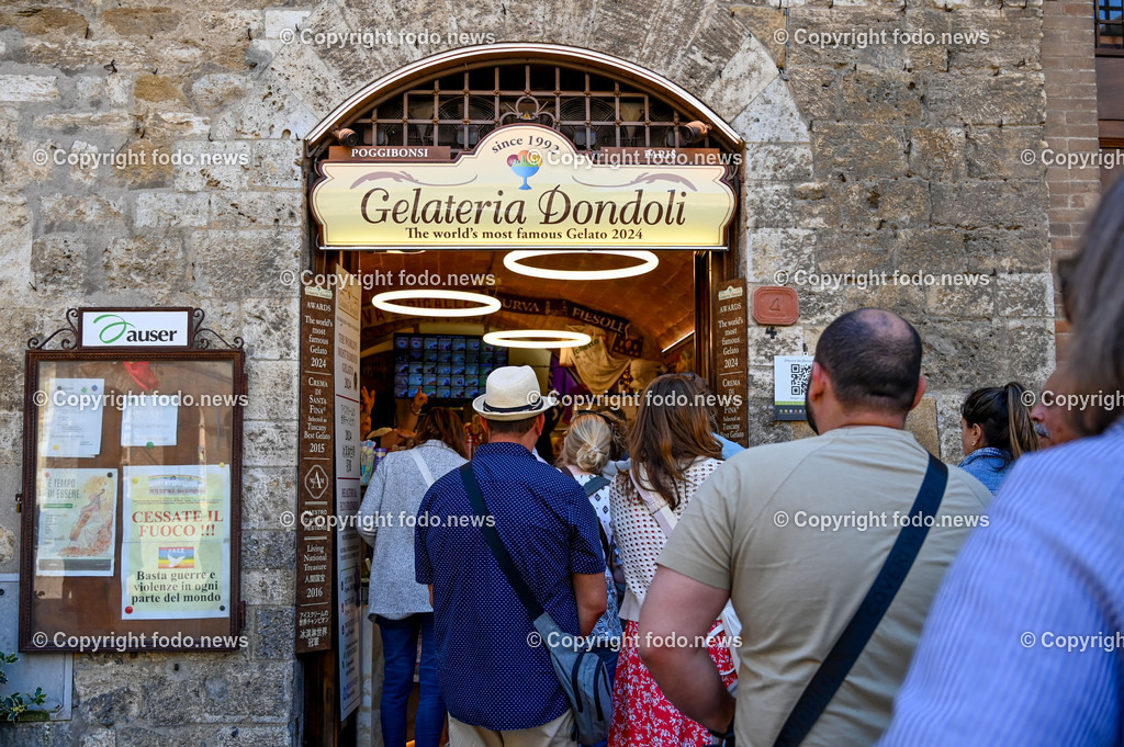 Italien_ Toskana_ San Gimignano_ 31.05.2024-195 | 31.05.2024, Italien, ITA, Toskana, San Gimignano im Bild Stadtansichten Gebäude, Architektur, Touristen, Historisch, Souvenir, Ansichten der berühmten Stadt San Gimignano in der Toskana-Italien - View of the famous town San Gimignano in Tuscany-ItalySan Gimignano ist eine italienische Kleinstadt in der Toskana mit einem mittelalterlichen Stadtkern. San Gimignano wird auch die Stadt der Türme genannt. Die Stadt liegt in der Provinz Siena. Sie gehört neben Florenz, Siena und Pisa zu den von Touristen meist besuchten Zielen in der Toskana.