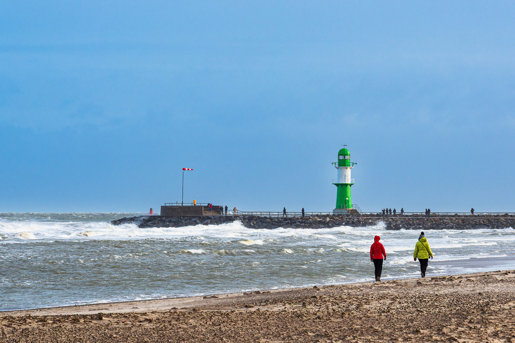 Strand und Mole an der Ostseeküste in Warnemünde | Strand und Mole an der Ostseeküste in Warnemünde.