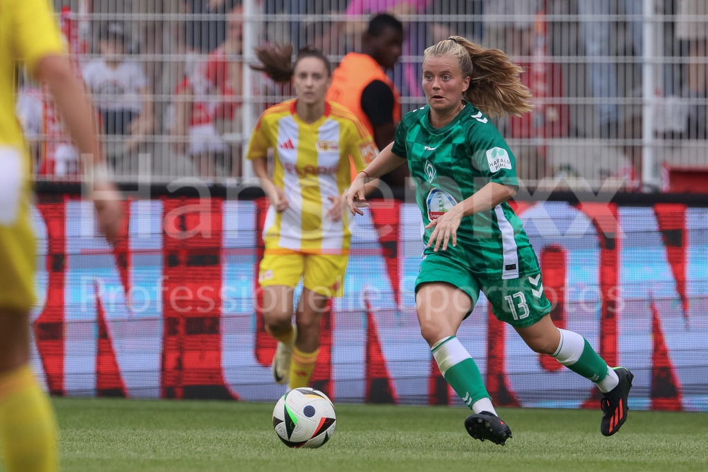 Fussball, Testspiel Frauen, 1. FC Union Berlin - SV Werder Bremen | v.li.: Ricarda Walkling (SV Werder Bremen, 13) am Ball, Einzelbild, Ganzkörper, Aktion, Action, Spielszene