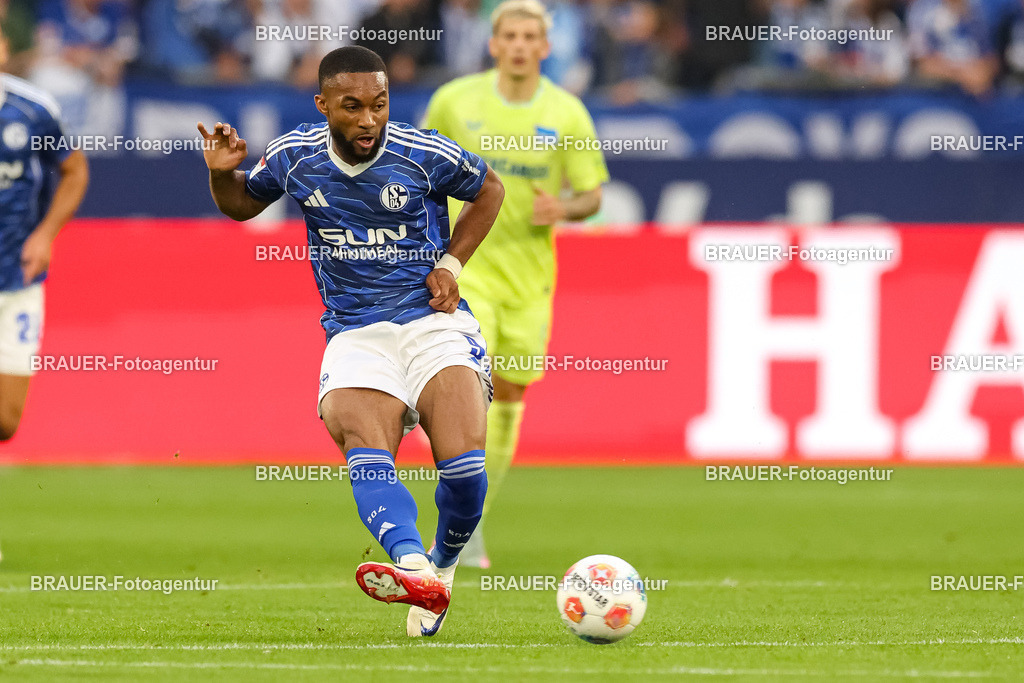 1_S04BER_20250801_0922.JPG -  - FC Schalke 04 - Hertha BSC Berlin - 2. Bundesliga | Gelsenkirchen, Deutschland, 01.08.25: Moussa Sylla (FC Schalke 04) in Aktion, am Ball, Einzelaktion waehrend des Spiels der 2. Bundesliga zwischen FC Schalke 04 - Hertha BSC Berlin in der Veltins-Arena am 01. August 2025 in Gelsenkirchen, Deutschland. (Foto von Stefan Brauer/Brauer-Fotoagentur)DFB/DFL REGULATIONS PROHIBIT ANY USE OF PHOTOGRAPHS AS IMAGE SEQUENCES AND/OR QUASI-VIDEO.