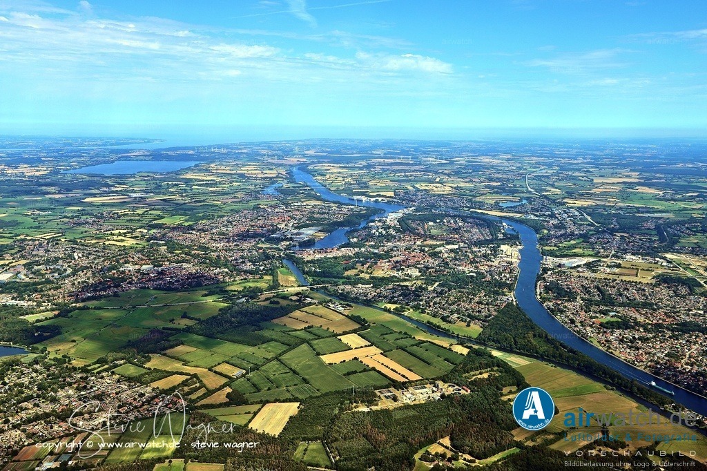 Luftbild Fockbek - Die Verkehrsanbindung ist gut ausgeprägt | Die Verkehrsanbindung ist gut ausgeprägt: Ein Busverkehr verbindet Rendsburg und Fockbek alle 20 Minuten, wobei die Fahrt etwa 9 Minuten dauert. Zudem ist die Bahnstrecke Rendsburg–Husum bis zum neuen Haltepunkt Rendsburg-Seemühlen reaktiviert worden, und eine mögliche Verlängerung bis Fockbek ist künftig geplant.