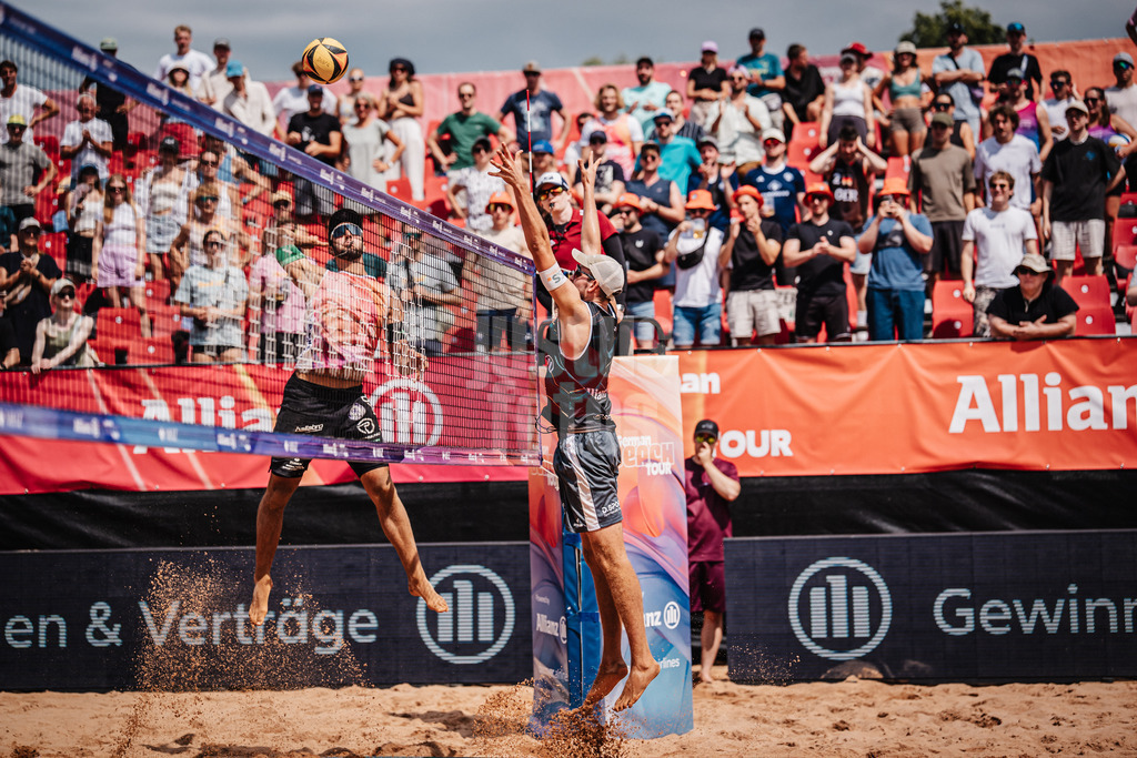 Beachvolleyball | Männer | Allianz German Beach Tour 2025 | Tourstop München | 04.07.2025 | v.l. Kim Huber beim Angriff gegen Benedikt Sagstetter