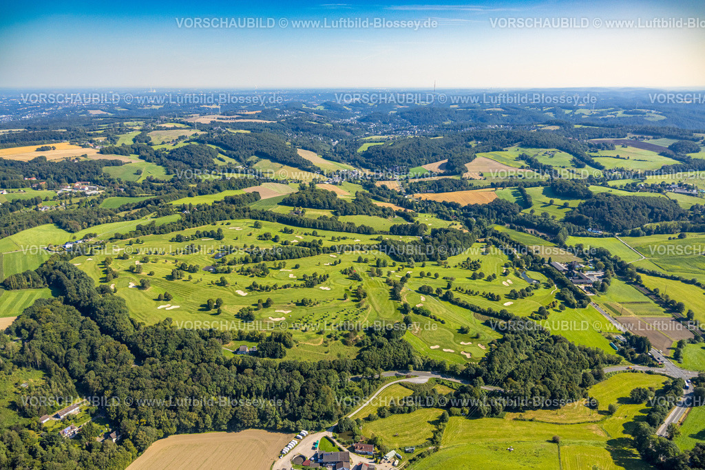 Velbert240813405Langenberg | Luftbild, Golfplatz und Golfwiese Golfclub Velbert Gut Kuhlendahl e.V., Sandlöcher Bunker, Gesamtansicht mit Fernsicht, Bleiberg, Velbert, Ruhrgebiet, Nordrhein-Westfalen, Deutschland